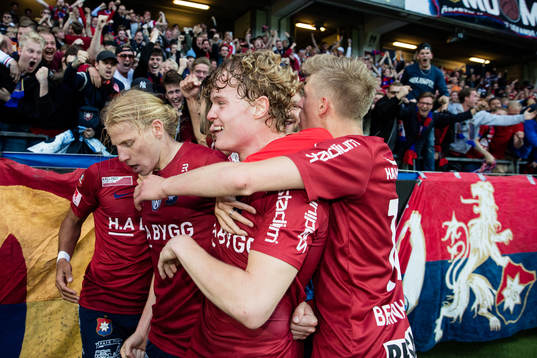 Örgrytes Gustav Ludwigson jublar med lagkamrater