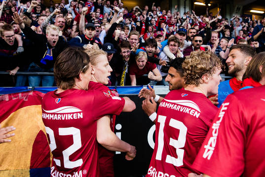 Örgrytes Gustav Ludwigson jublar med lagkamrater