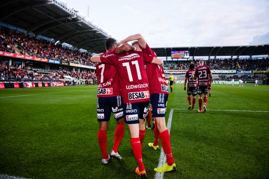 Örgrytes Gustav Ludwigson jublar med lagkamrater