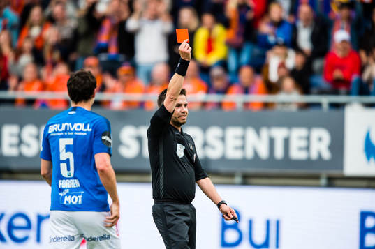 Lunan Ruben Gabrielsen of Molde gets a red card by Tom