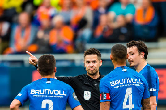 Lunan Ruben Gabrielsen of Molde gets a red card by Tom
