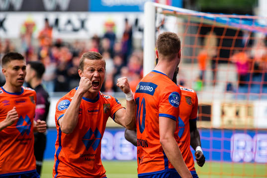 Ståle Steen Sæthre of Aalesund celebrates with Holmbert