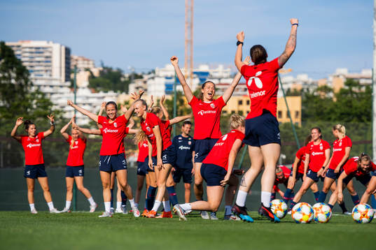Guro Reiten, goalkeeper Cecilie Hauståker Fiskerstrand and