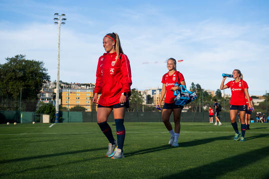 Therese Sessy Åsland, Amalie Vevle Eikeland and Lisa
