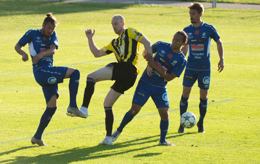 IFK Hässleholms Simon Henningsson i matchen i division 2