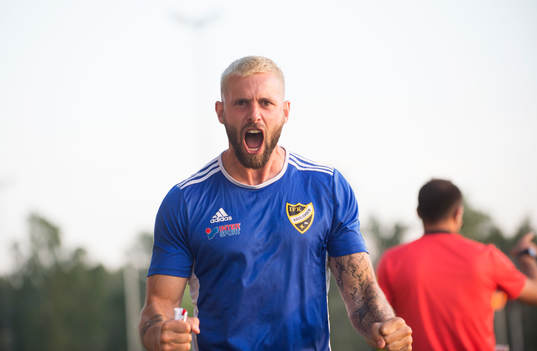 IFK Hässleholms tränare Chadie Hotait jublar i matchen i