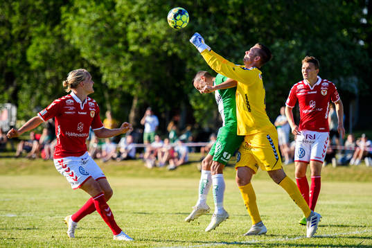 Kalmars målvakt Hampus Strömgren boxar undan bollen
