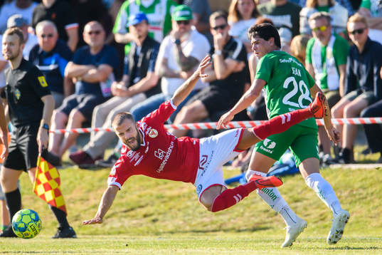Hammarbys Jean Carlos de Brito och Kalmars Filip Sachpekidis