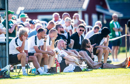 Hammarbys tränare Stefan Billborn samt övrig bänk