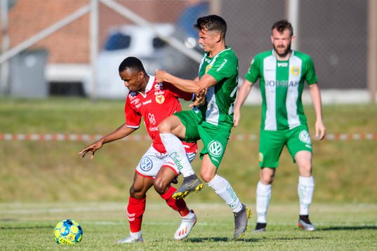 Kalmars Chidiebere Nwakali och Hammarbys Alexander