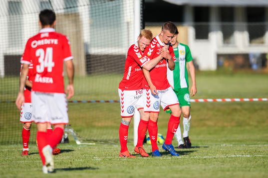 Kalmars Alexander Ahl Holmström jublar med Nils Fröling