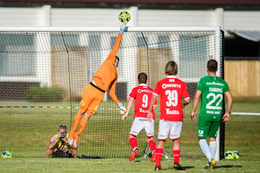 Hammarbys målvakt Davor Blazevic med en räddning