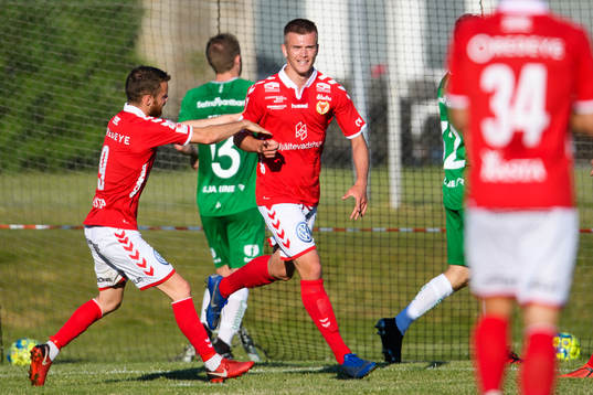 Kalmars Alexander Ahl Holmström jublar med Måns