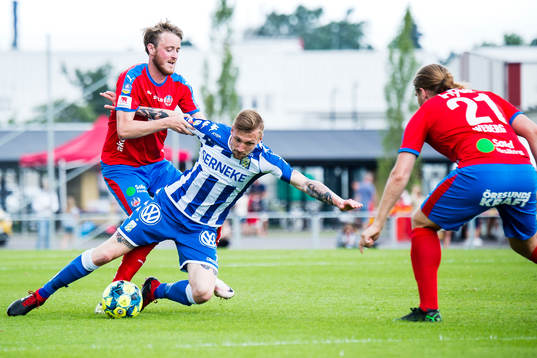 Helsingborgs Rasmus Jönsson och Charlie Weberg försvarar