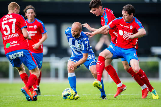 IFK Göteborgs Robin Söder i duell mot Helsingborgs Markus