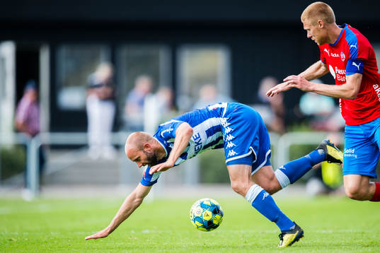 IFK Göteborgs Robin Söder faller