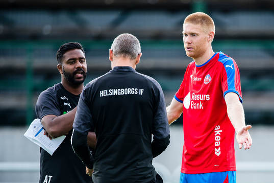Helsingborgs tränare Henrik Larsson i diskussion med