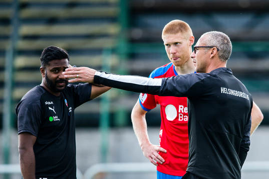 Helsingborgs tränare Henrik Larsson i diskussion med