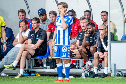 Tränare Henrik Larsson deppar med de andra på