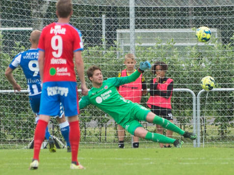 IFK Göteborgs Robin Söder gör mål på straff bakom