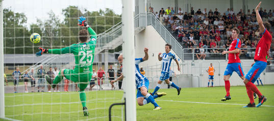 Helsingborgs Robin Söder nickar mot Kalle Joelsson i