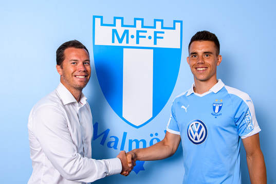 Malmö FFs sportchef Daniel Andersson presenterar Jonas