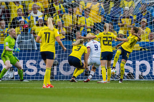Lindsey Horan of USA scores 0-1