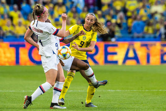 Rebecca Sauerbrunn and Lindsey Horan of USA in a duell with