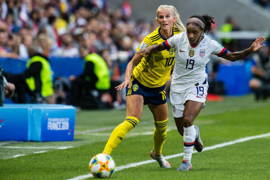 Sofia Jakobsson of Sweden and Crystal Dunn of USA