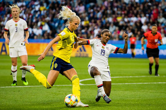 Sofia Jakobsson of Sweden and Crystal Dunn of USA