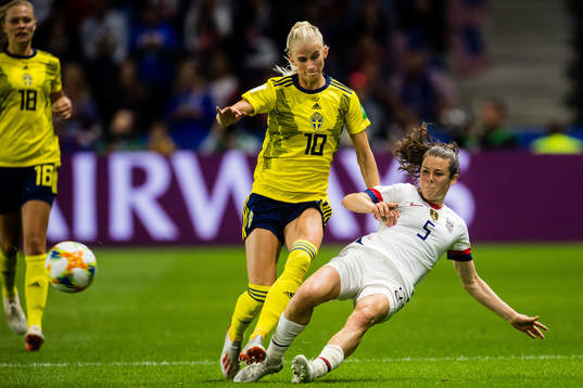 Sofia Jakobsson of Sweden and Kelley O'Hara of USA