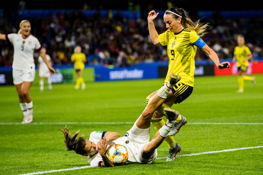 Abigail Dahlkemper of USA and Kosovare Asllani of Sweden