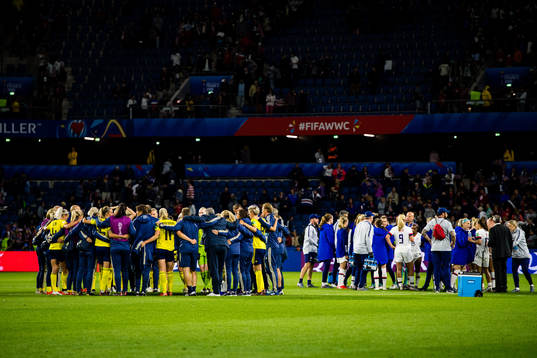 Players of Sweden and of USA