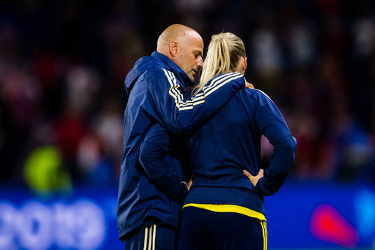Magnus Wikman, assistant coach and Stina Blackstenius looks