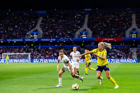 Kelley O'Hara of USA and Fridolina Rolfö of Sweden