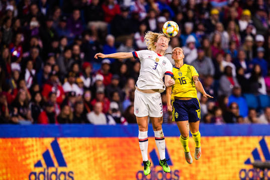 Samantha Mewis of USA and Julia Zigiotti Olme of Sweden