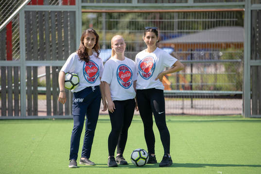Marianne Wardi, Linnea Forsström och Firmesk Kakai