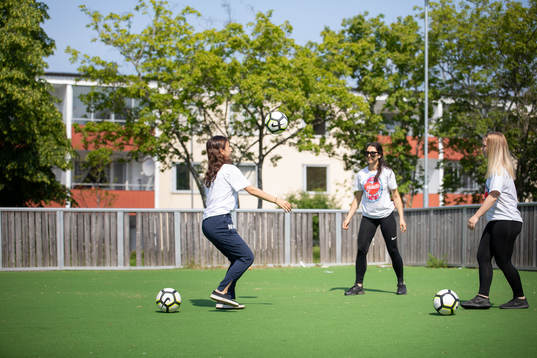Marianne Wardi, Linnea Forsström och Firmesk Kakai