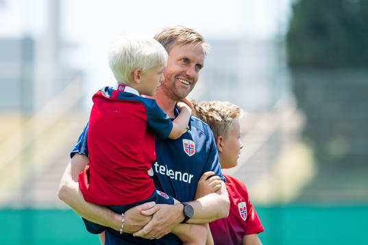 Martin Sjögren, head coach of Norway, with his children