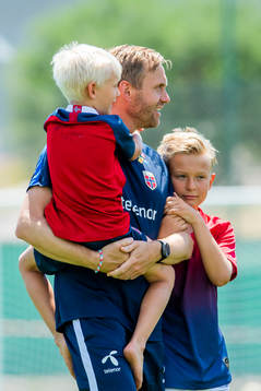 Martin Sjögren, head coach of Norway, with his children