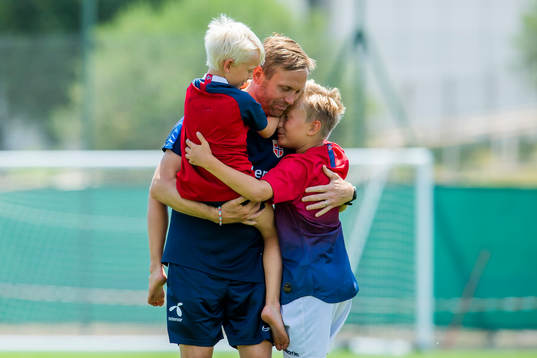 Martin Sjögren, head coach of Norway, with his children