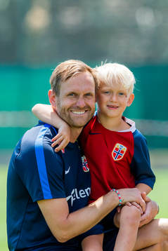 Martin Sjögren, head coach of Norway, with his son