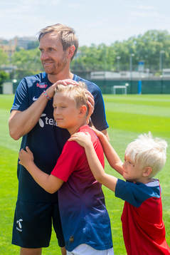 Martin Sjögren, head coach of Norway, with his children