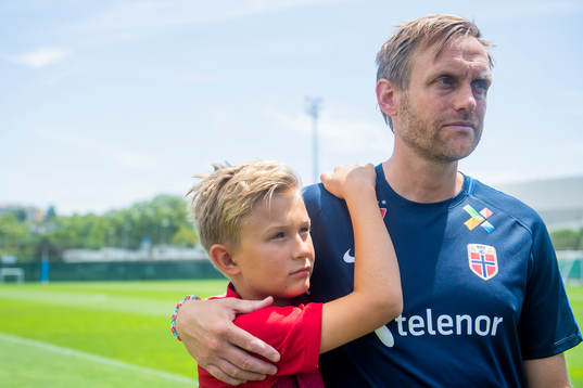 Martin Sjögren, head coach of Norway, with his son
