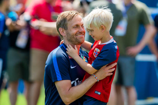 Martin Sjögren, head coach of Norway, with his son