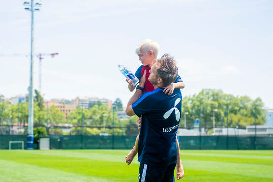 Martin Sjögren, head coach of Norway, with his son