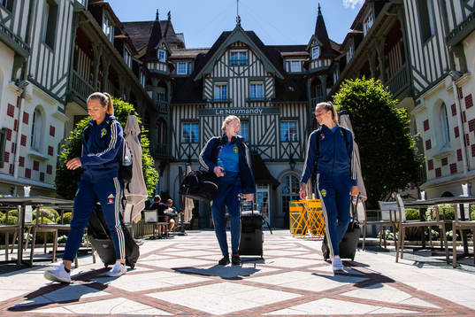 Magdalena Eriksson , goalkeeper Hedvig Lindahl and