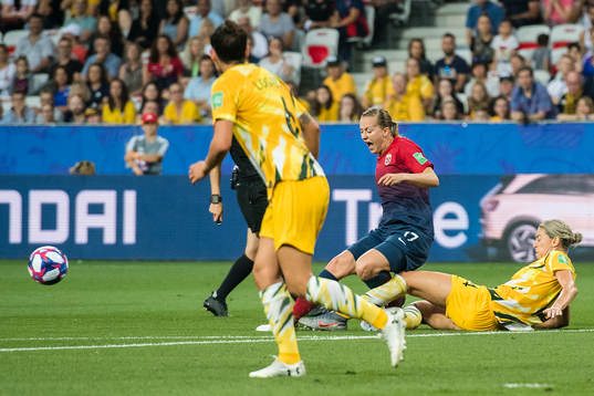 Alanna Kennedy of Australia in a duell with Kristine Minde