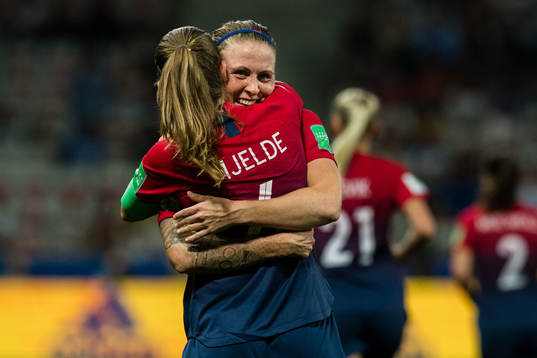 Maren Nævdal Mjelde and Isabell Lehn Herlovsen celebrates