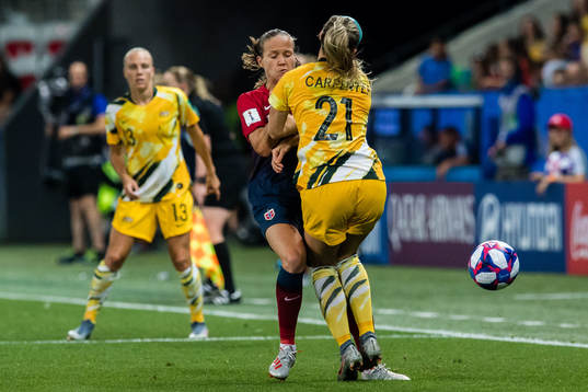 Guro Reiten of Norway and Ellie Carpenter of Australia